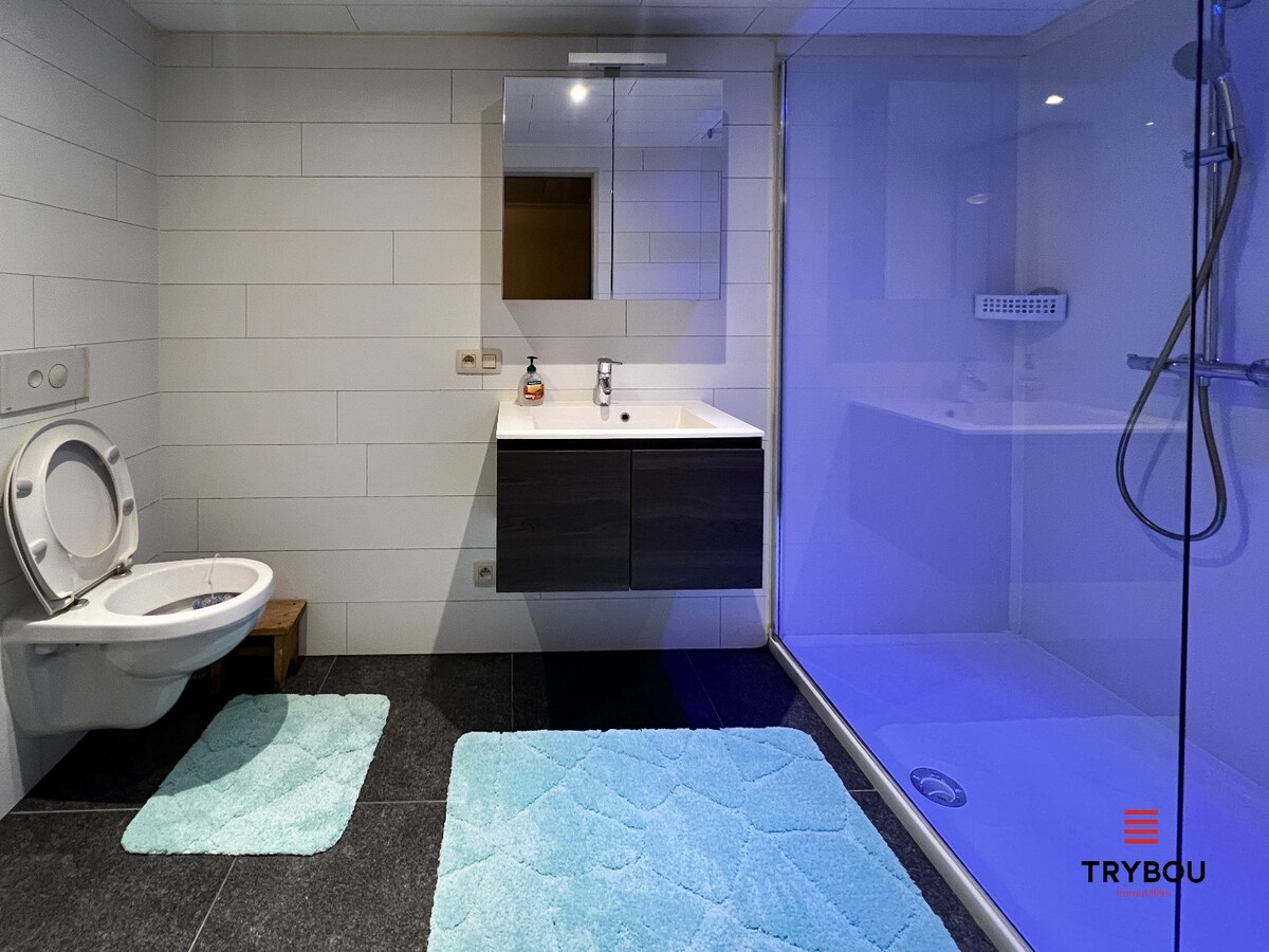 Ruime woning met garage, tuin en drie slaapkamers 