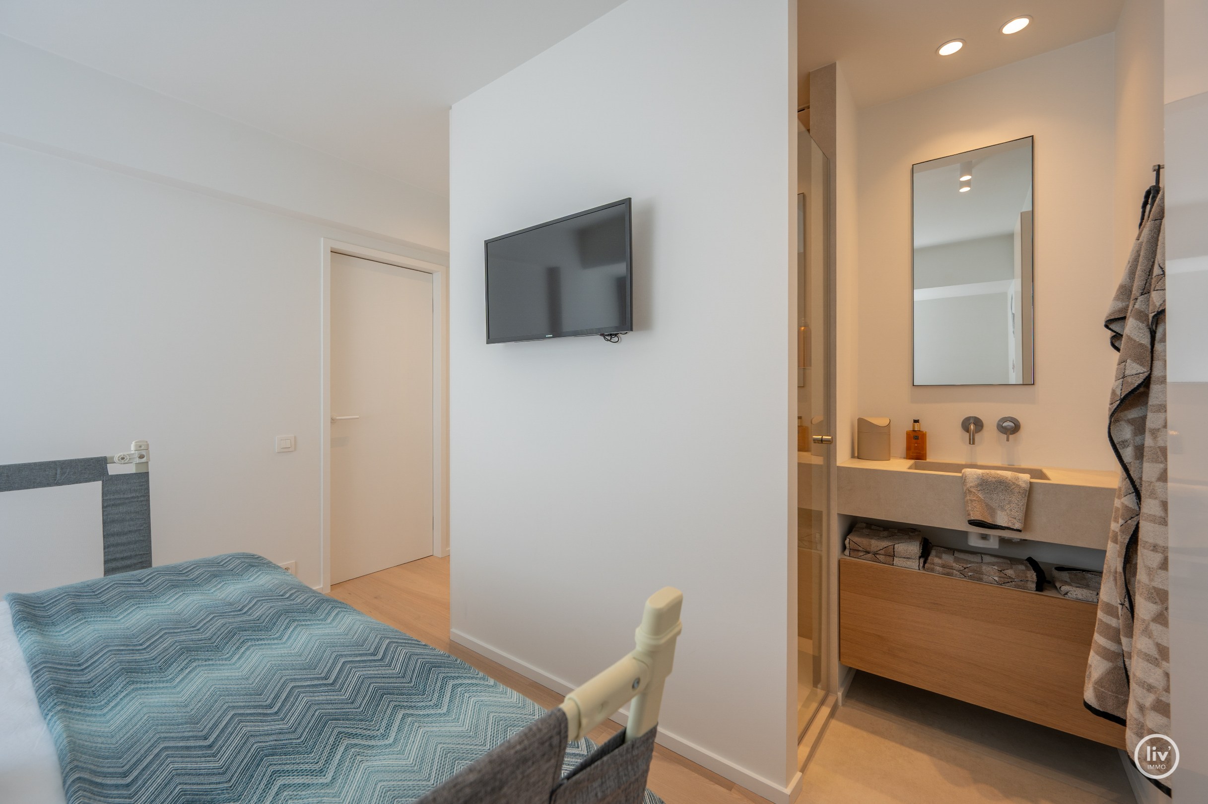 Prachtig, ruim (131 m2) HOEKappartement, volledig gerenoveerd centraal gelegen op de Lippenslaan vlakbij de zeedijk te Knokke. 