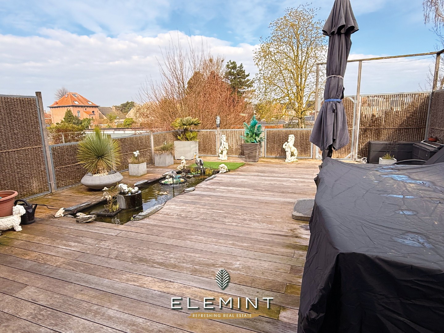 Uniek triplex-appartement met private inkom, 3 slpk, 2 badk &amp; ruim terras met vijver (161 m²) 