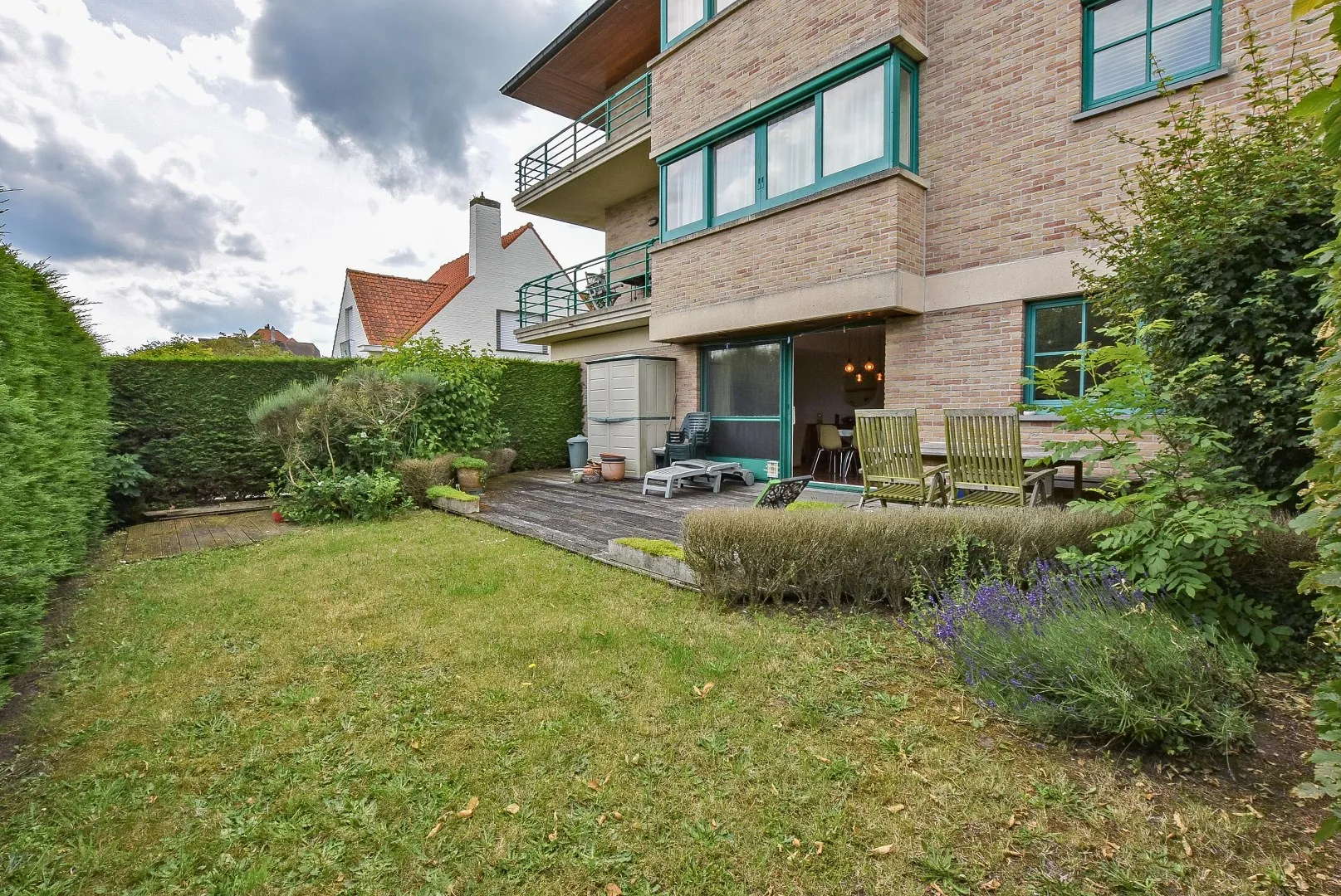 Welkom in dit schitterende gelijkvloers appartement (101m²), perfect gelegen vlakbij zee en de havengeul.