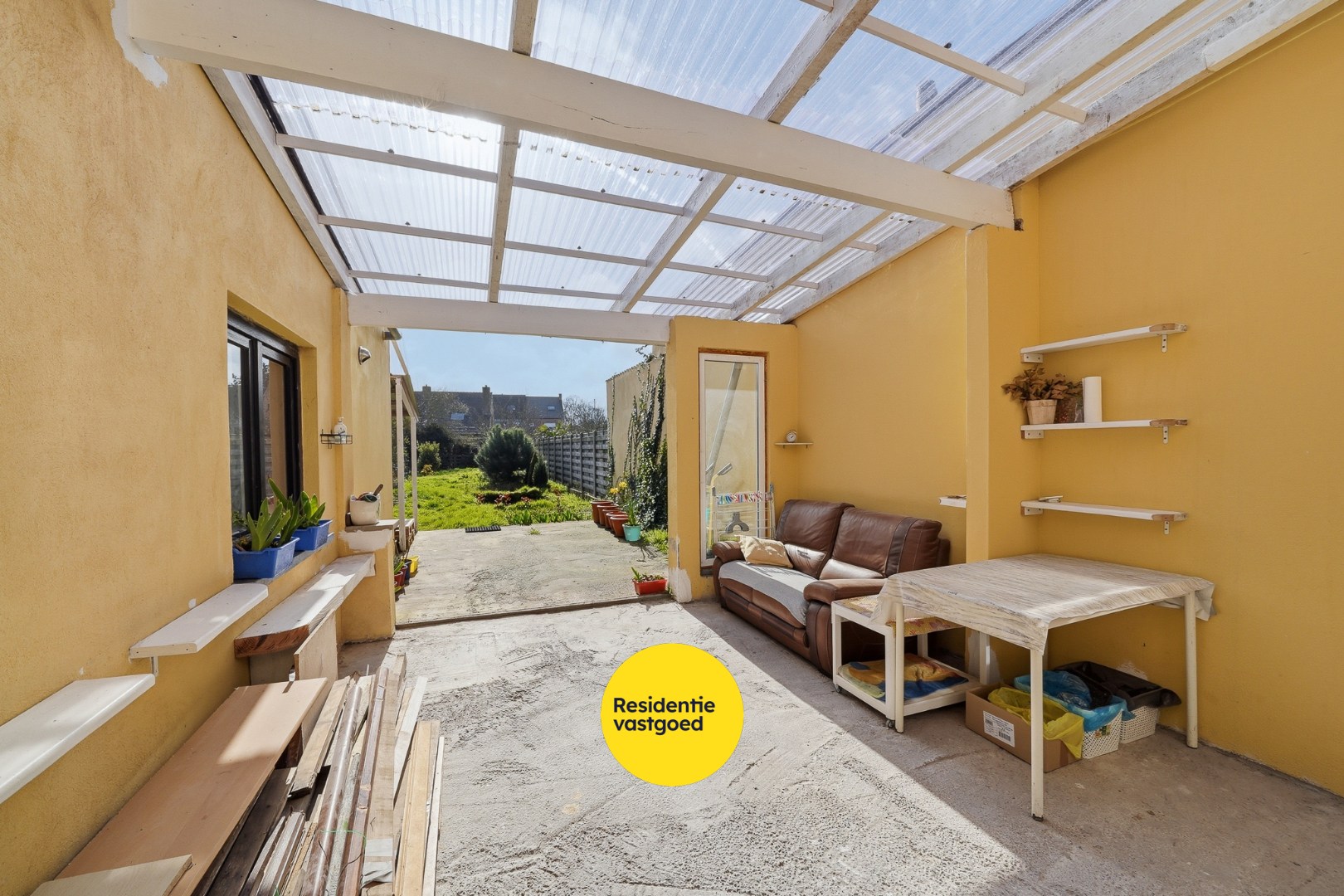 Verder af te werken woning in centrum Oudenburg 