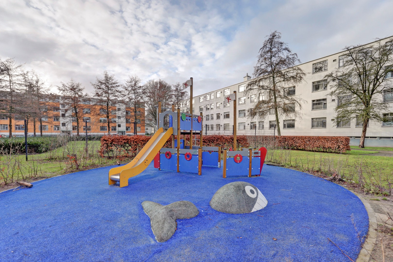 Instapklaar 3(voorheen 4) kamer appartement met royale living en moderne keuken, 2 slaapkamers en berging in de onderbouw. 