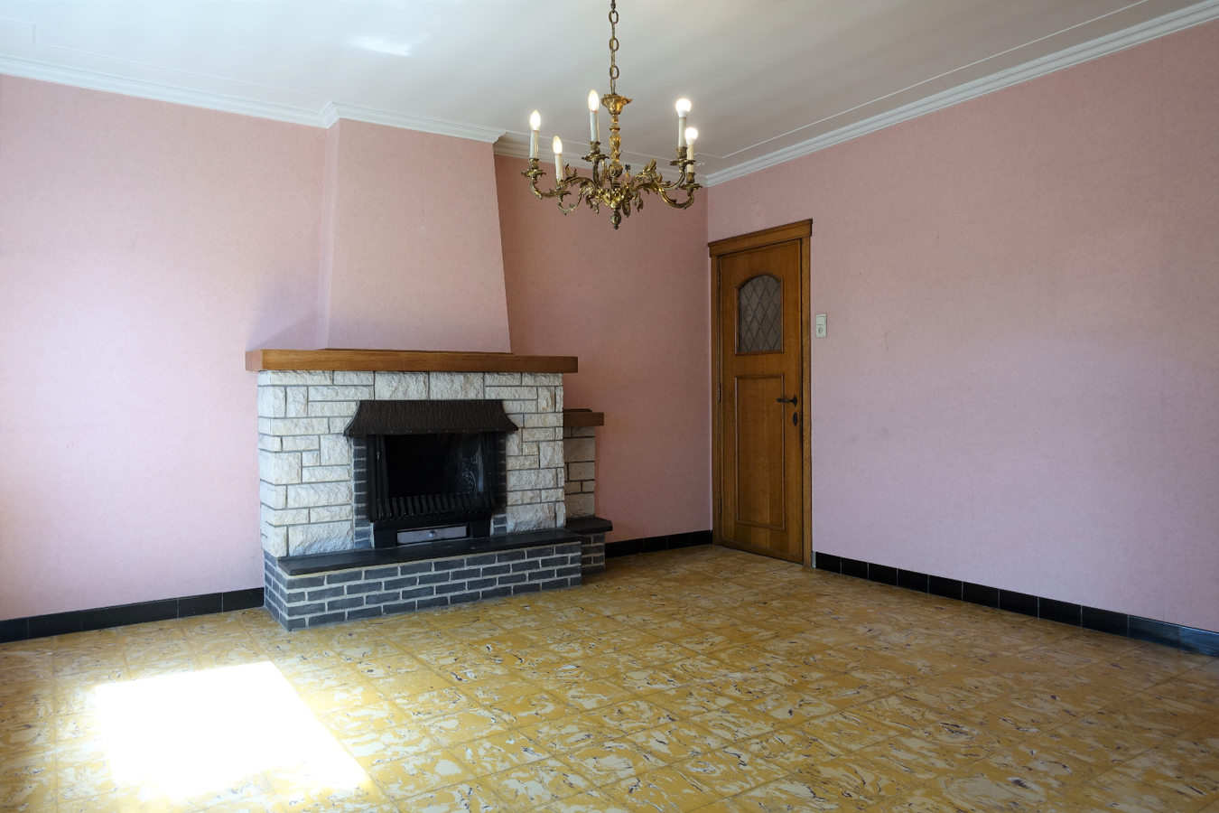 Half-open woning met garage/loods op uitstekende ligging 