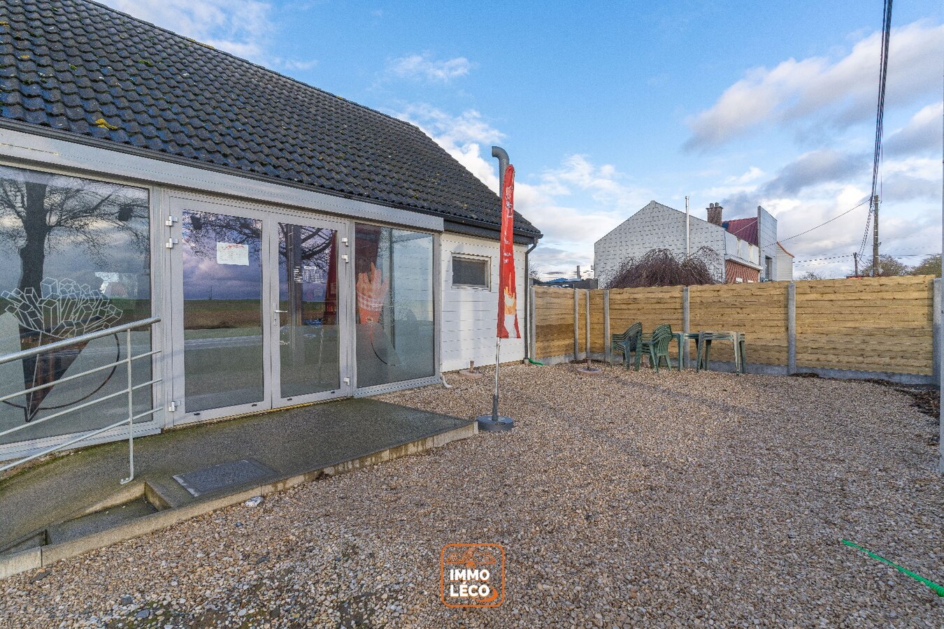 Bâitment et terrain à bâtir à Marquain située sur un axe principal 