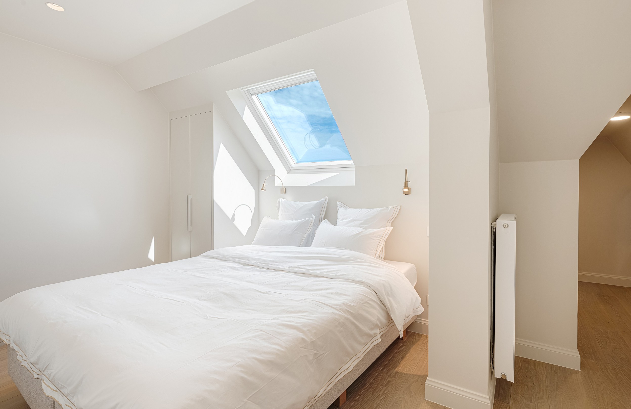 Op een uitmuntende locatie in Duinbergen, op wandelafstand van het strand en de duinen, bevindt zich deze prachtig en hoogwaardig gerenoveerde koppelvilla. 