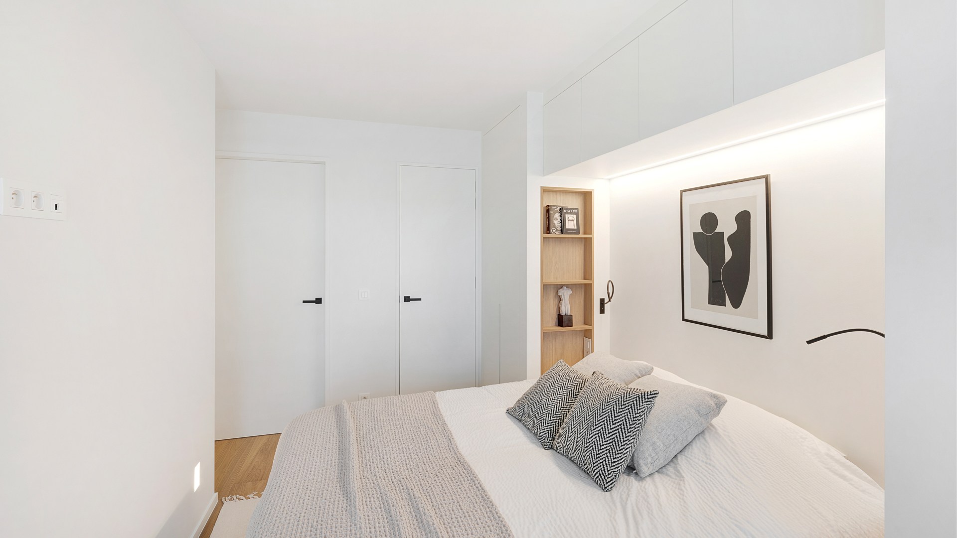 Op een absolute topligging aan de zeedijk in het Zoute bevindt zich dit prachtig gerenoveerde appartement op de eerste verdieping van een standingvolle residentie, met een gevelbreedte van 5,20 meter 