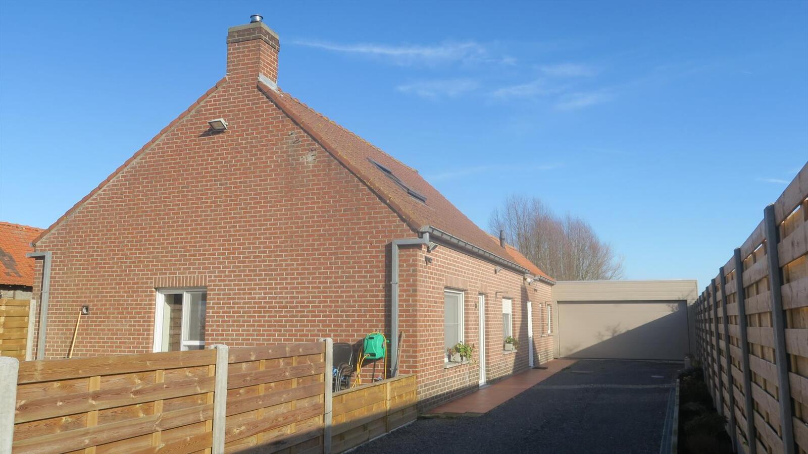 Volledig vernieuwde, geïsoleerde woning met dubbele garage 