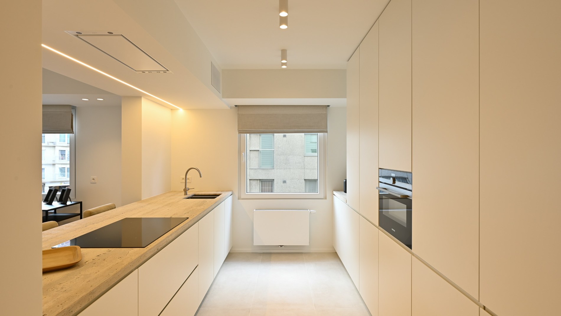Prachtig, ruim (131 m2) HOEKappartement, volledig gerenoveerd centraal gelegen op de Lippenslaan vlakbij de zeedijk te Knokke. 