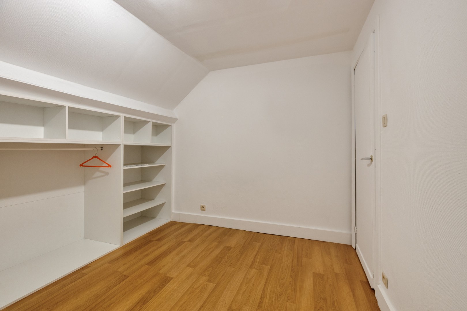 Ruime gezinswoning met 3 slpk. en ruimte voor bijberoep in Mol-Sluis 