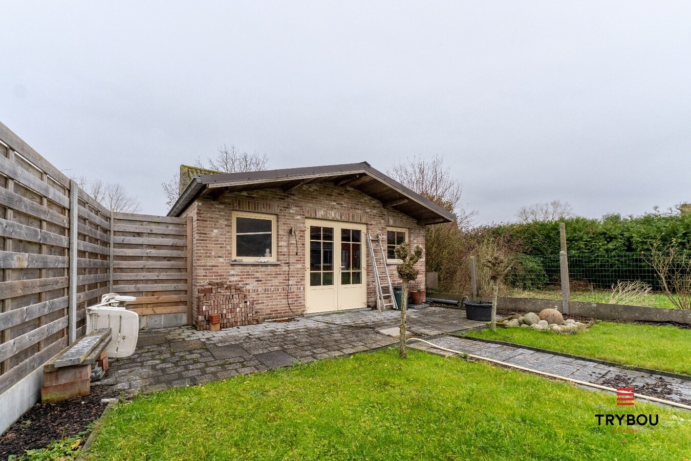 Kloeke woning met tuin, 2 garages en uitweg 