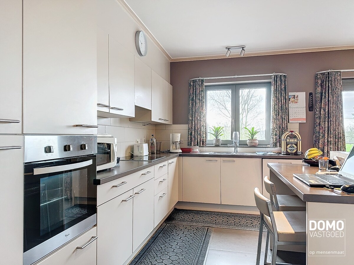 Ruim gelijkvloers appartement voorzien van 2 slaapkamers met zonnig terras in het centrum van Meldert. 