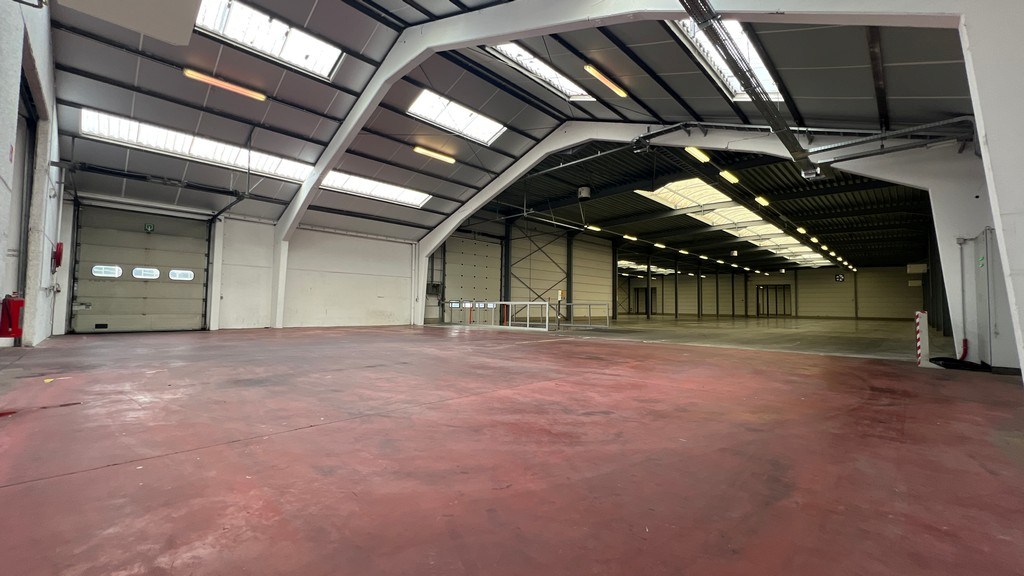 Bedrijfsgebouw met laadkades en kantoren te koop in Ronse