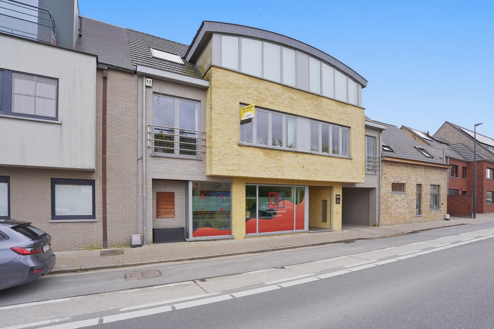 Recent appartement met privatieve tuin (346m²)  en ruim terras (40m²) in het centrum van Woumen! 