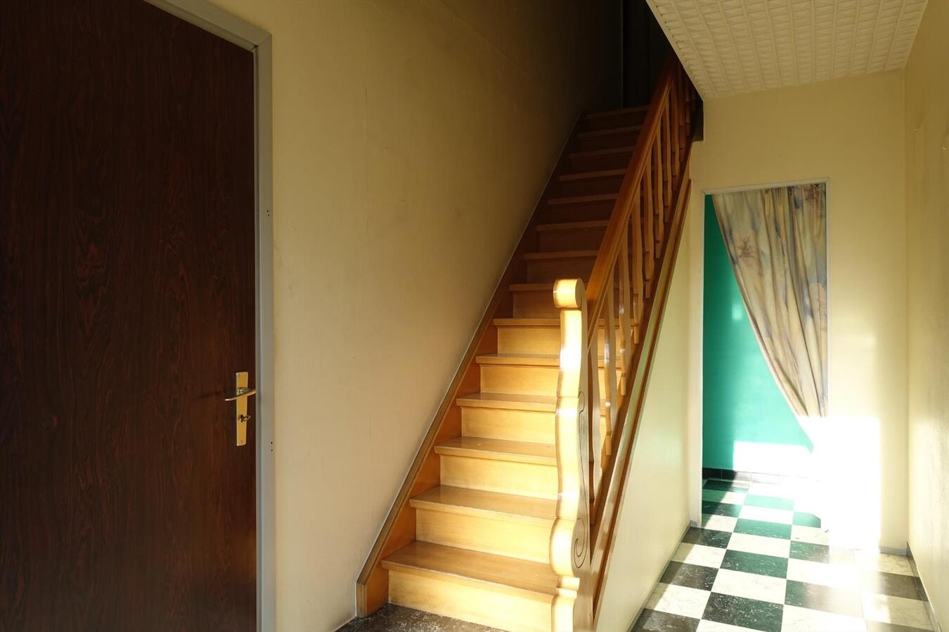 Degelijke rijwoning met garage en grote tuin 