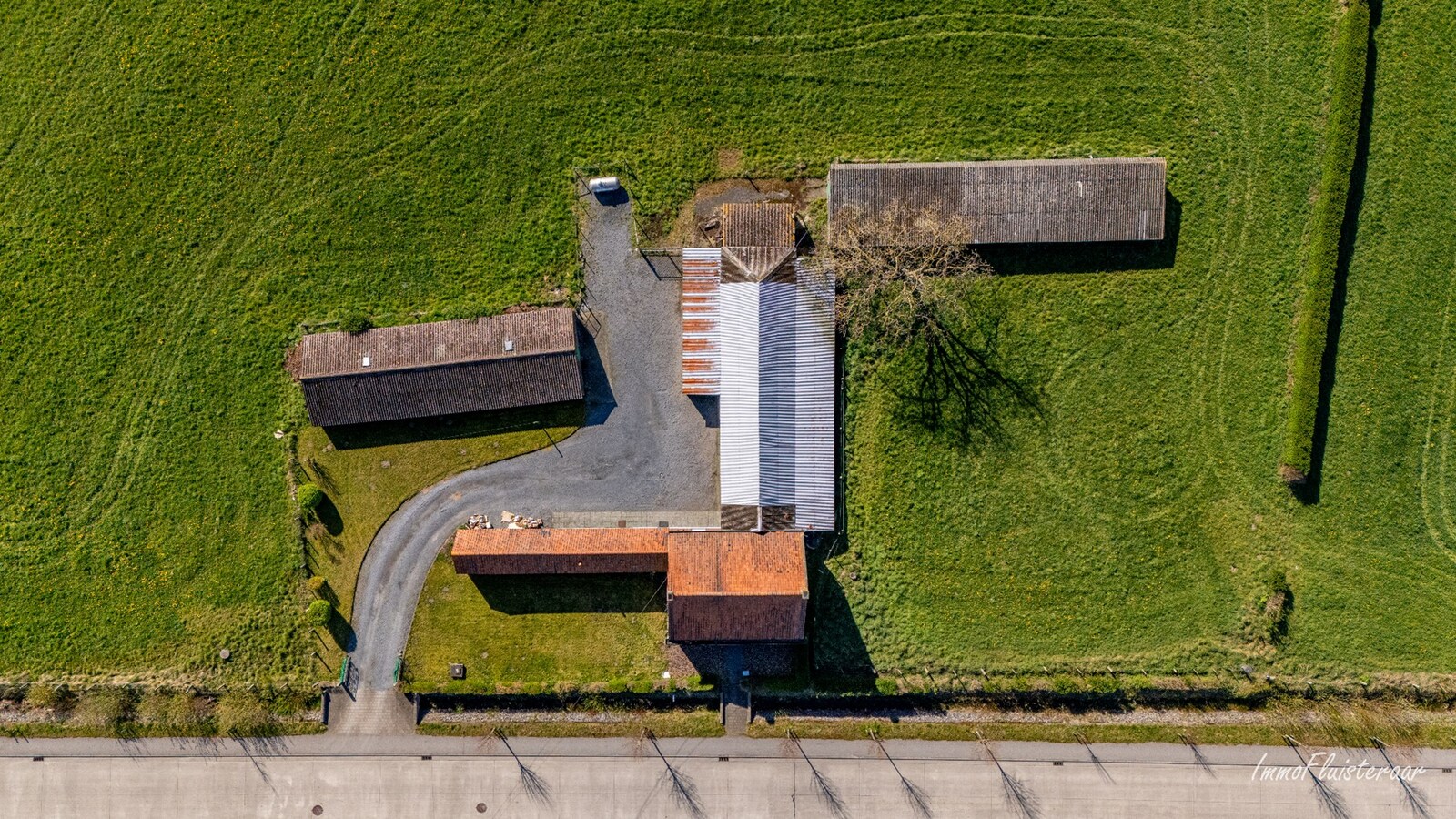 Renovated farmhouse with stables and pasture on approximately 1.7 hectares in Nazareth. 