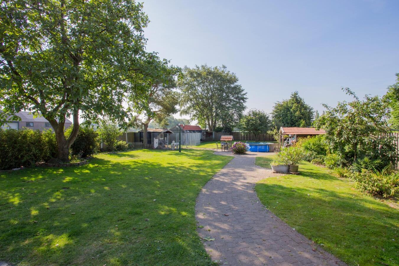 Gemoderniseerd vrijstaand landhuis met veel authentieke elementen en met riet afdekte kap, op een perceel van 1383 m2 grond aan de Heijerstraat 15 te Westerhoven. 