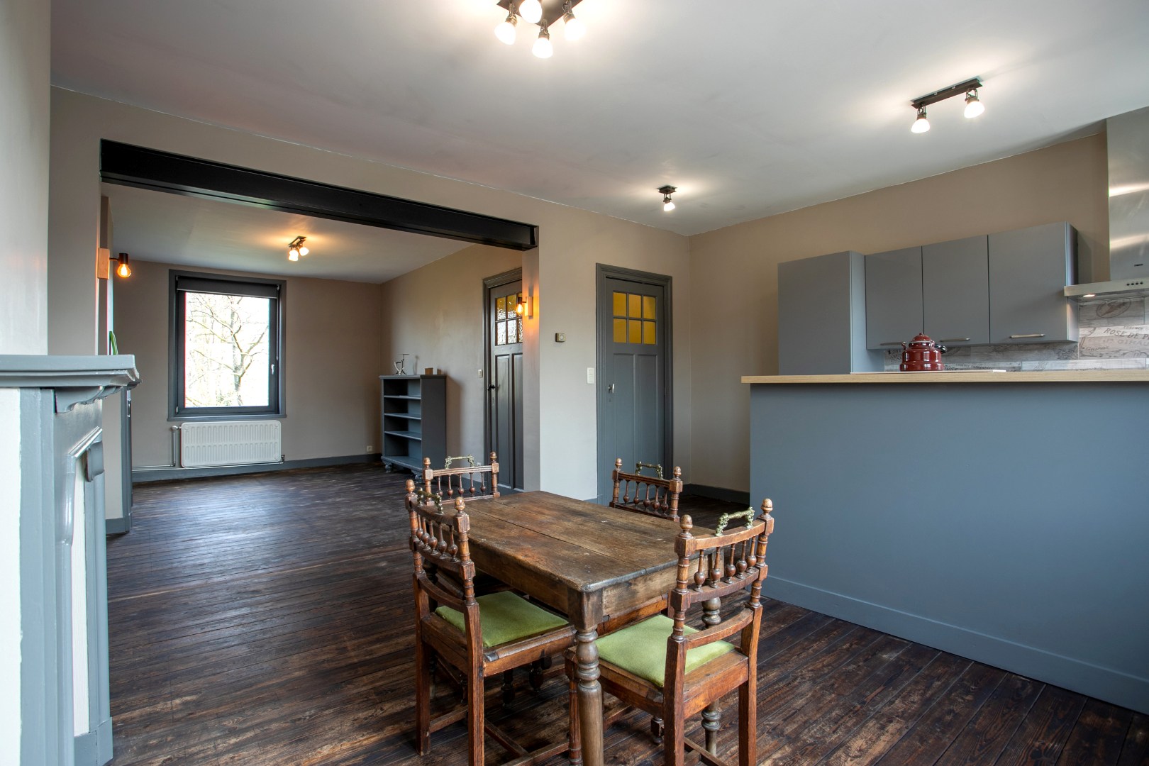 Handelshuis met woongedeelte, garage en tuin te Beersel 