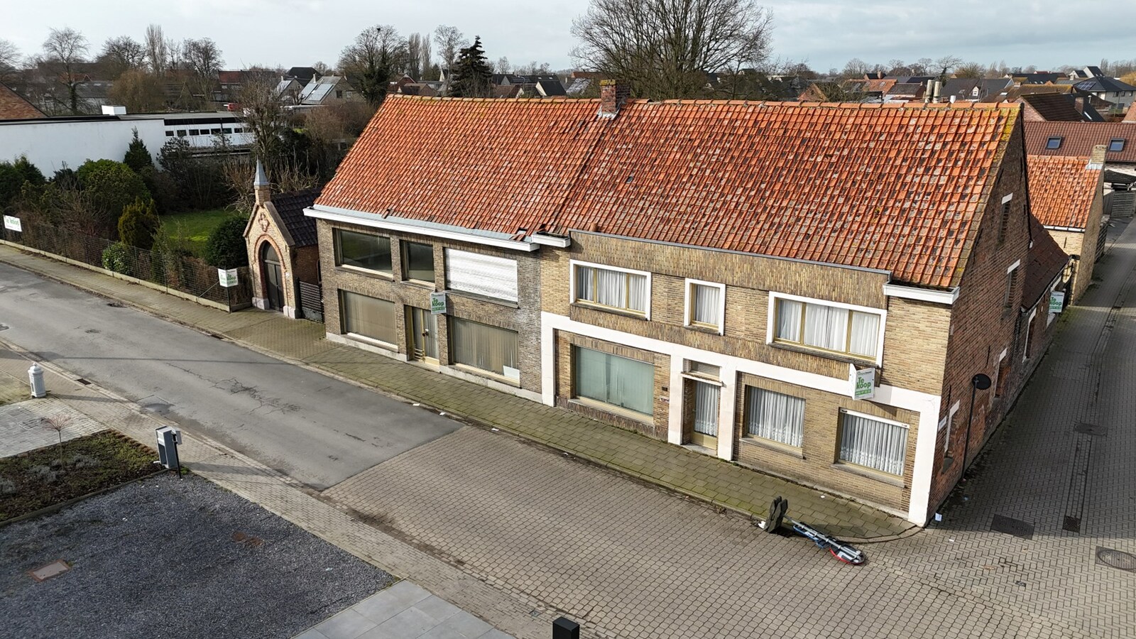 Te renoveren woning met 5  slaapkamers en bijhorend stuk bouwgrond te Koekelare 