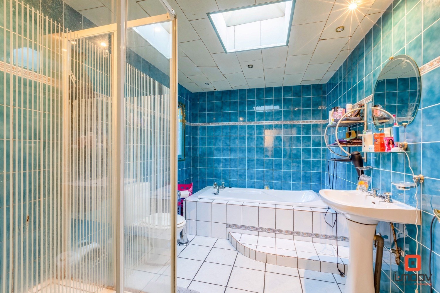 Te renoveren eengezinswoning met voldoende parkeermogelijkheden. 