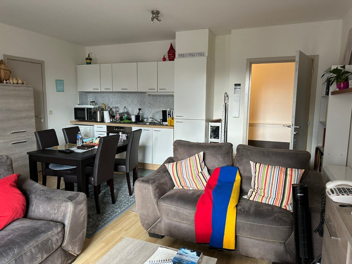 Lichtrijke serviceflat met zonnig terras, privé parking 