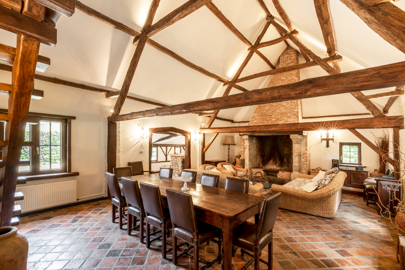 Authentieke hoeve in uitzonderlijke conditie op een perceel van 5.263 m² te Malle aangrenzend aan bosrijk gebied. 