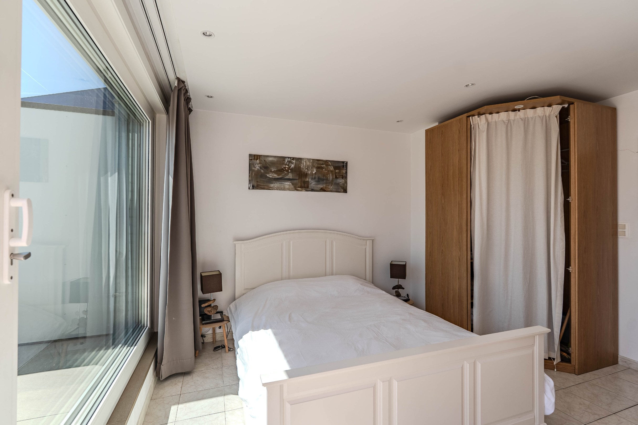 Schitterend penthouse met 2 slaapkamers, ruime terrassen en zijdelings zeezicht. 