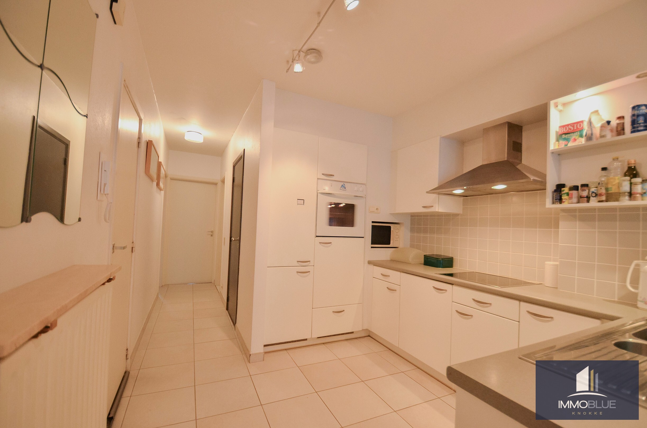 EXCLUSIVITÉ IMMO BLUE : Appartement à rafraîchir, situé à quelques pas de la mer et de l'avenue de la Côte. 