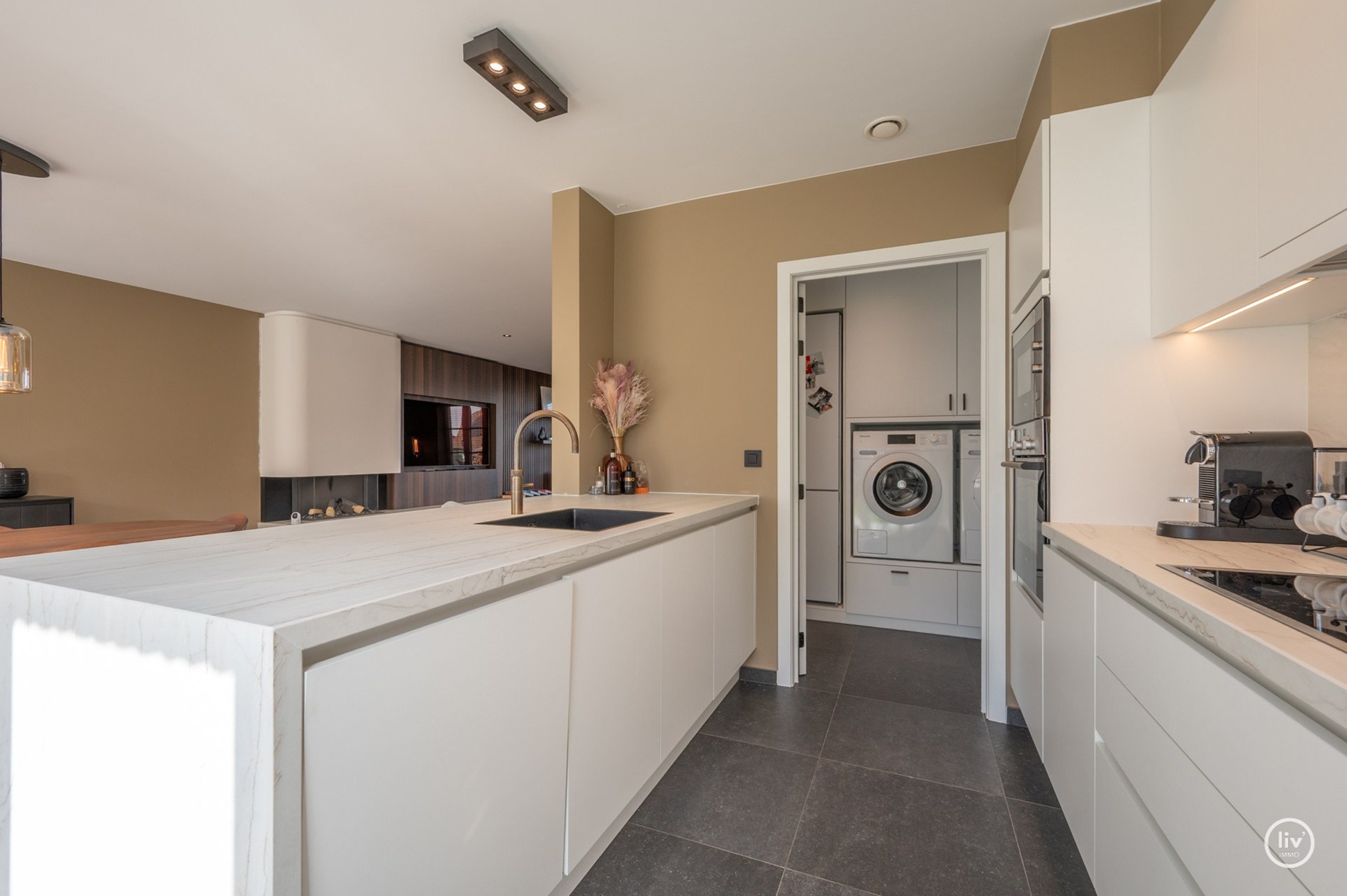 Prachtige halfopen woning met 5 slaapkamers en mooie tuin gelegen in Knokke. 