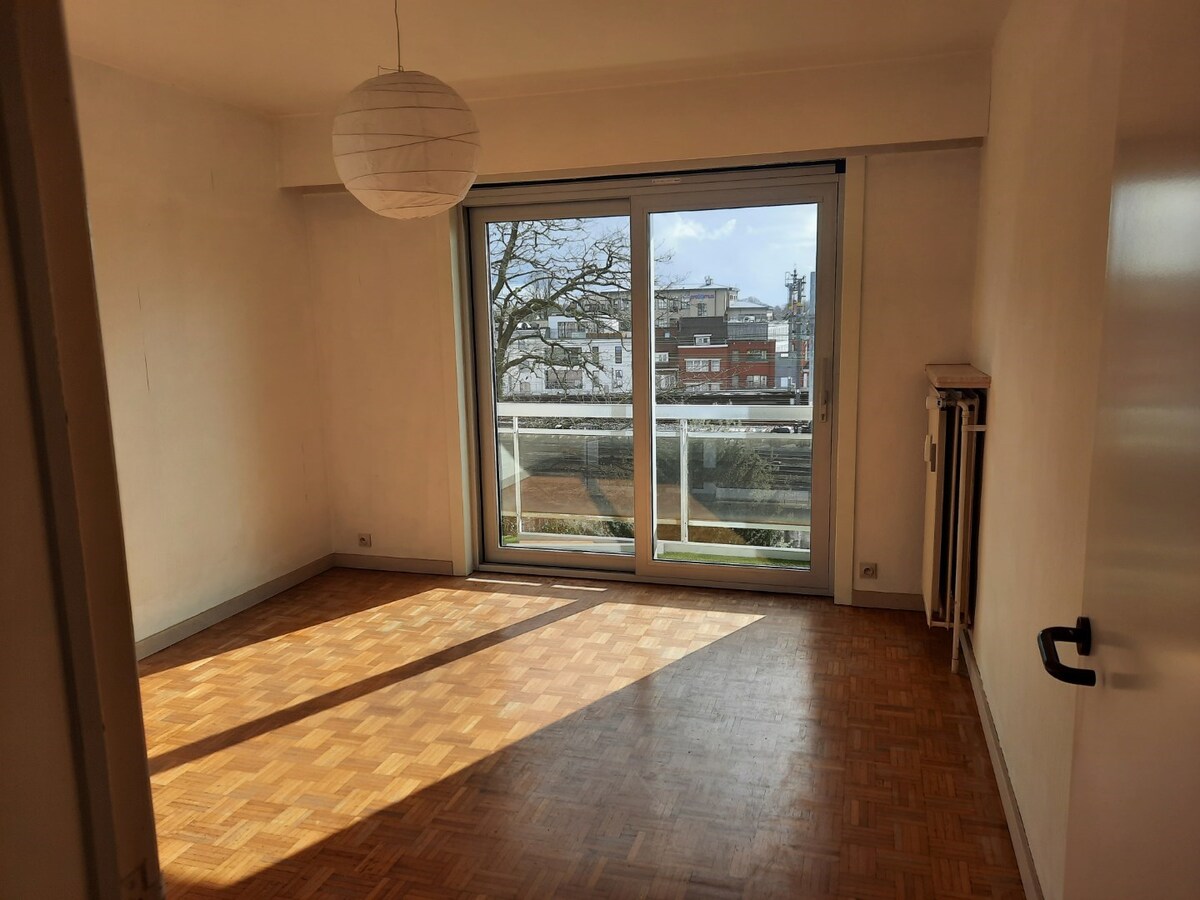 Ruim appartement (4°V) nabij St-Pieters-station 