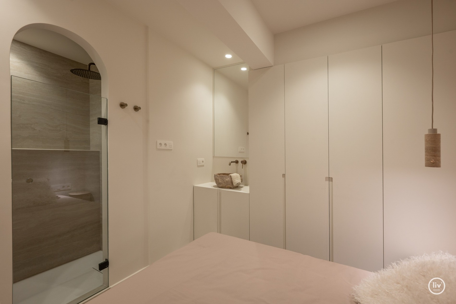 OPENDEURDAG te Zaterdag 31/10 te Lippenslaan 166 (tussen 11u en 13u): Luxueus volledig gerenoveerd 3 slaapkamer appartement te Lippenslaan gelegen op wandelafstand van het Albertstrand. 