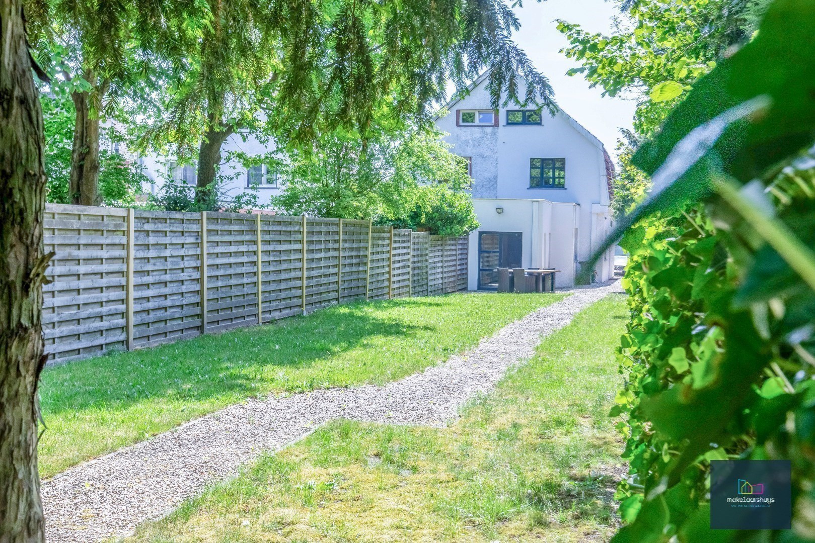 Halfopen bebouwing met zuidertuin en parkeergelegenheid nabij centrum Destelbergen 
