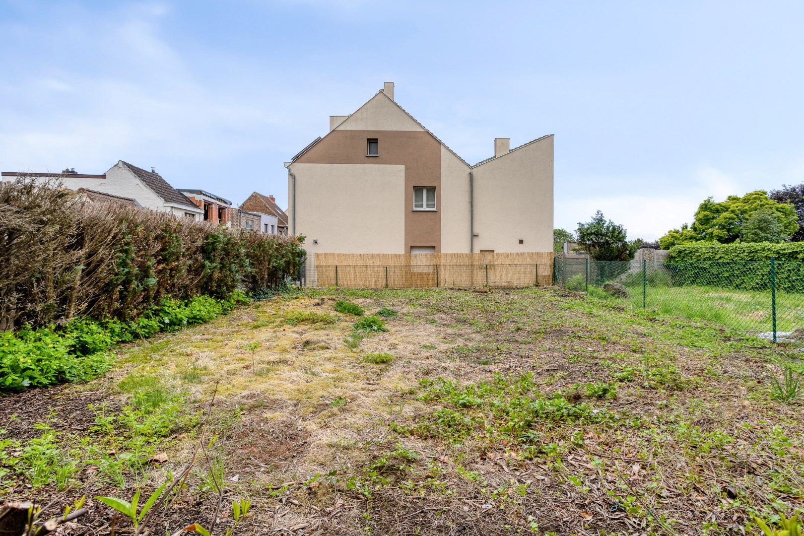 TE RENOVEREN WONING met 2 woonéénheden en tuin – 1640 SINT-GENESIUS-RODE 