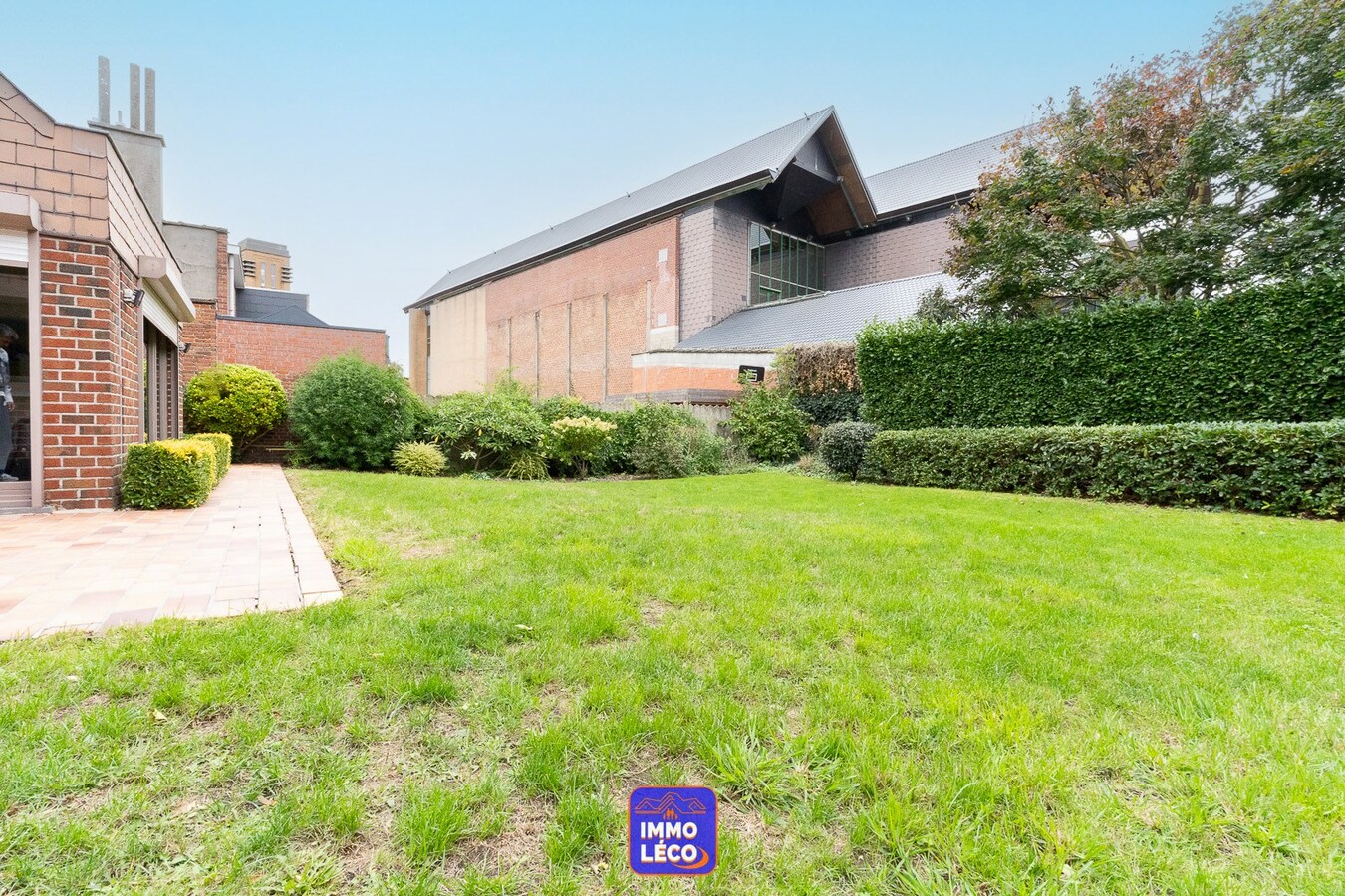 Maison d'architecte avec profession libérale, double garage, jardin, CENTRE-VILLE ! 