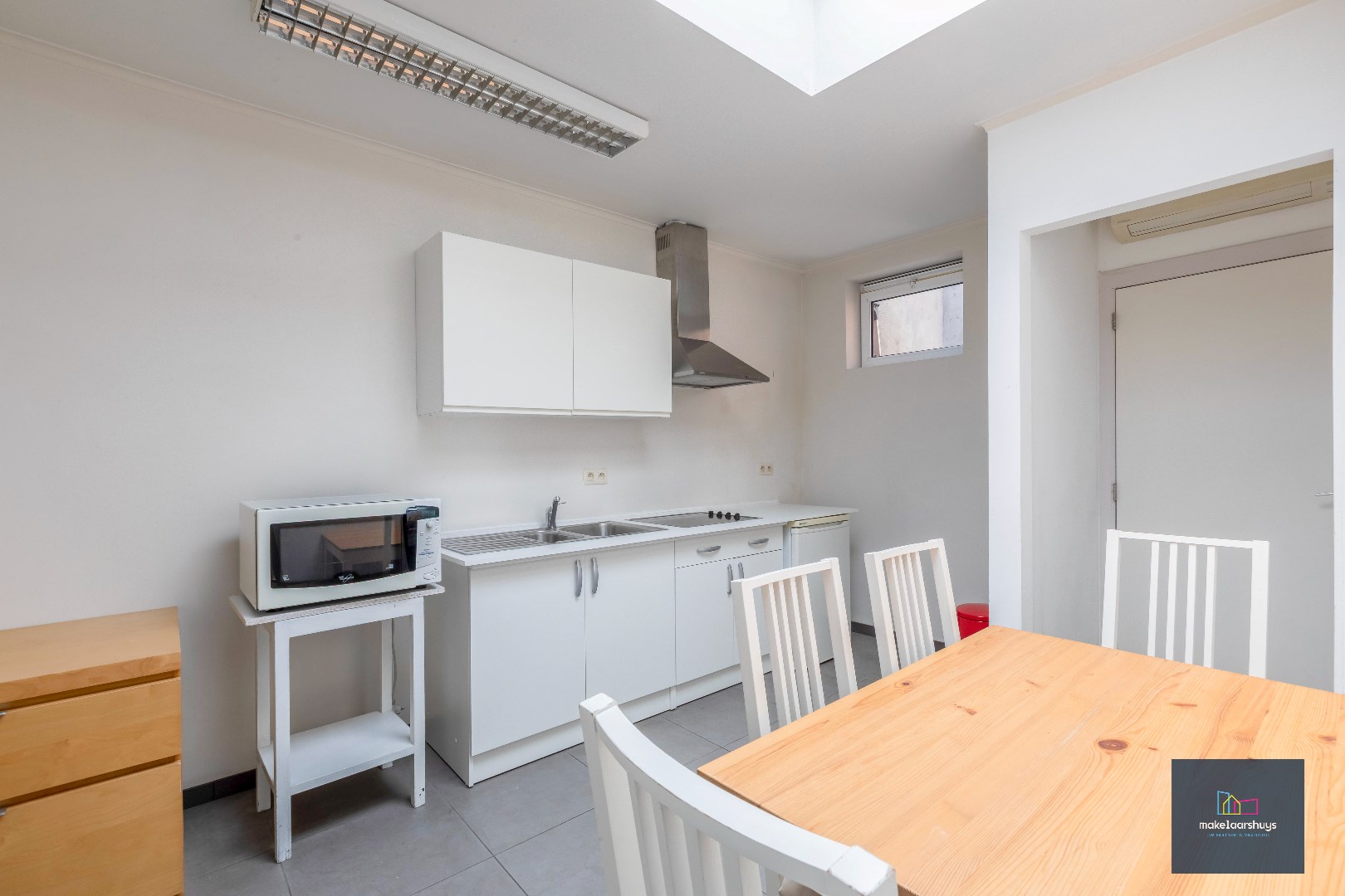 Eigendom met handelsgelijkvloers en duplexappartement 