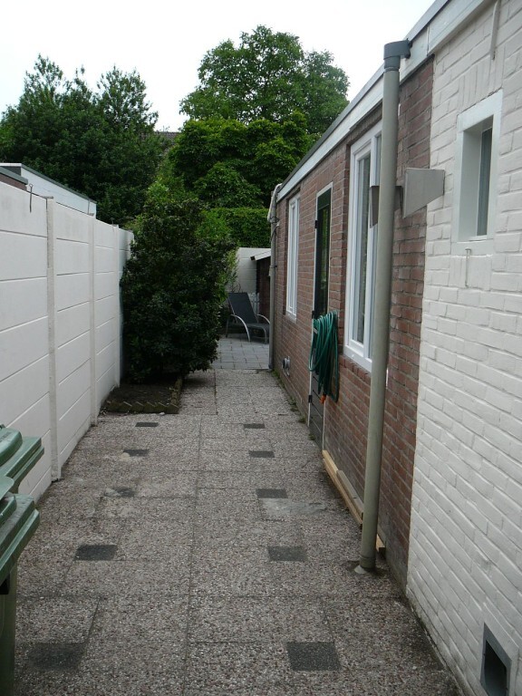 Gelegen in de wijk “Armhoefse Akkers” (Sacaramentsparochie) ruime jaren 30 hoekwoning met extra kamer op de begane grond en tuin op het zuiden. 