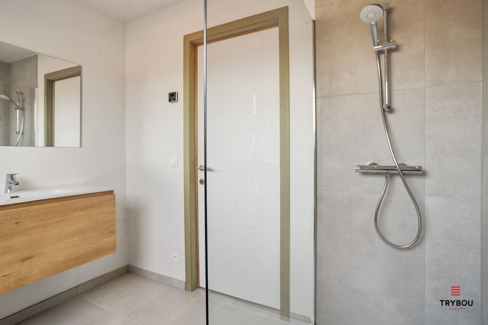 Uitstekend gelegen, halfopen nieuwbouwwoning op een boogscheut van het Centrum van Roeselare 