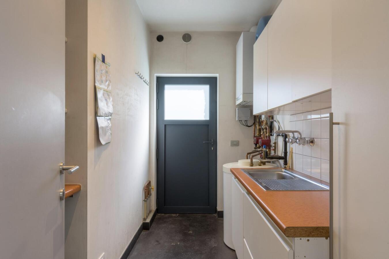 Moderne laagbouwwoning met magazijn 