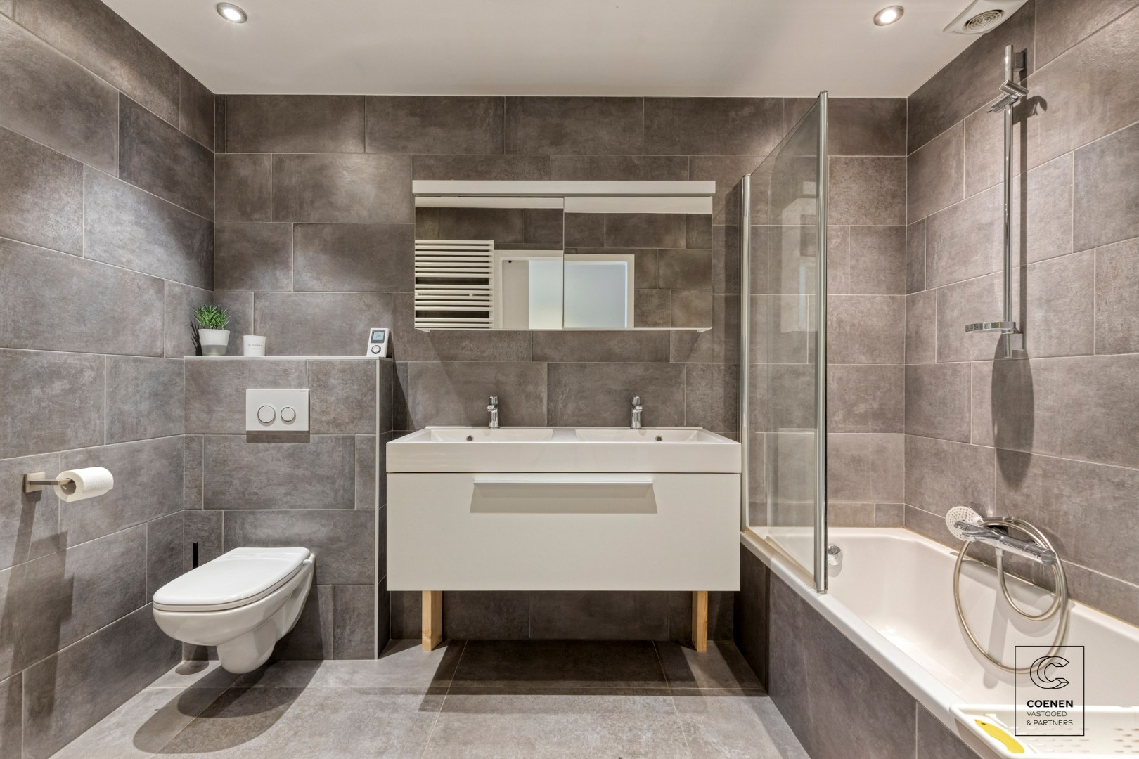 Gerenoveerde woning met 4 à 5 slpk's op een gunstige ligging te Oelegem! 