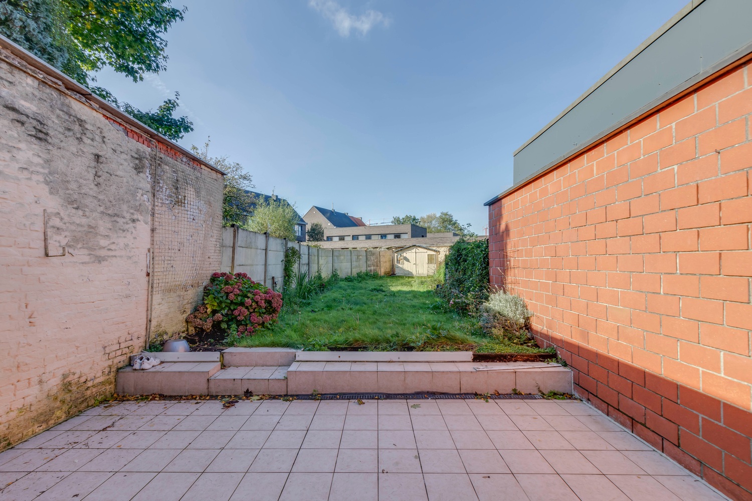 Op te frissen woning met charmante tuin! 