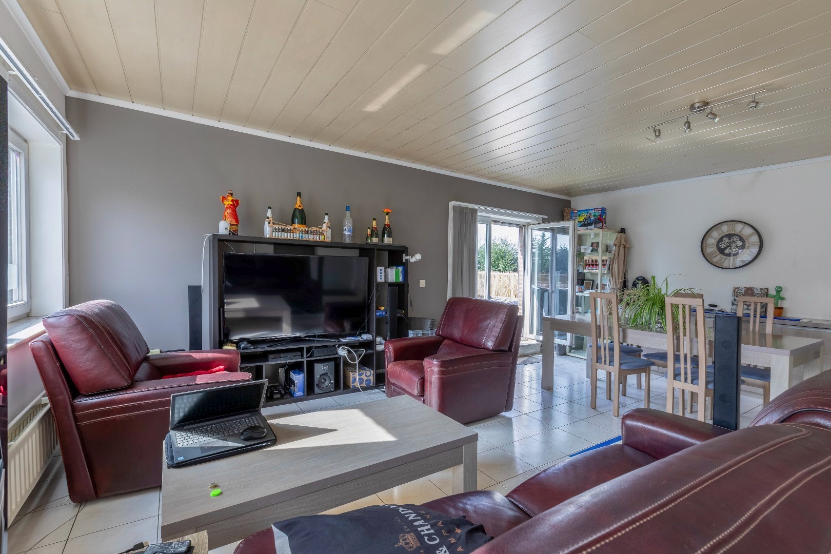 VERKOCHT ! Opbrengsteigendom met 2 appartementen en 2 garages 