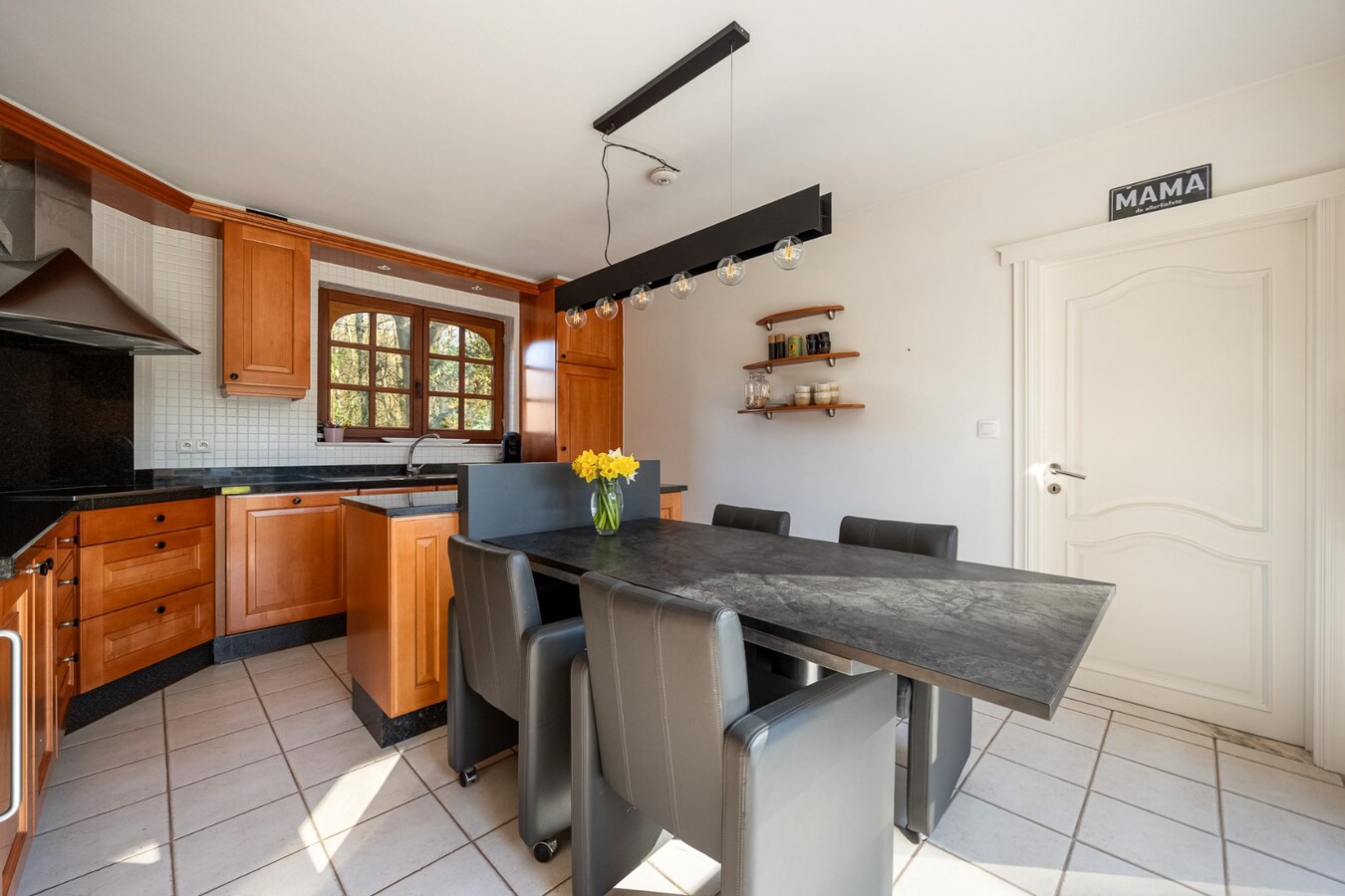 Prachtige villa met 3 slaapkamers en praktijk/kangoeroewoning met ZW-tuin op 1.892 m² 