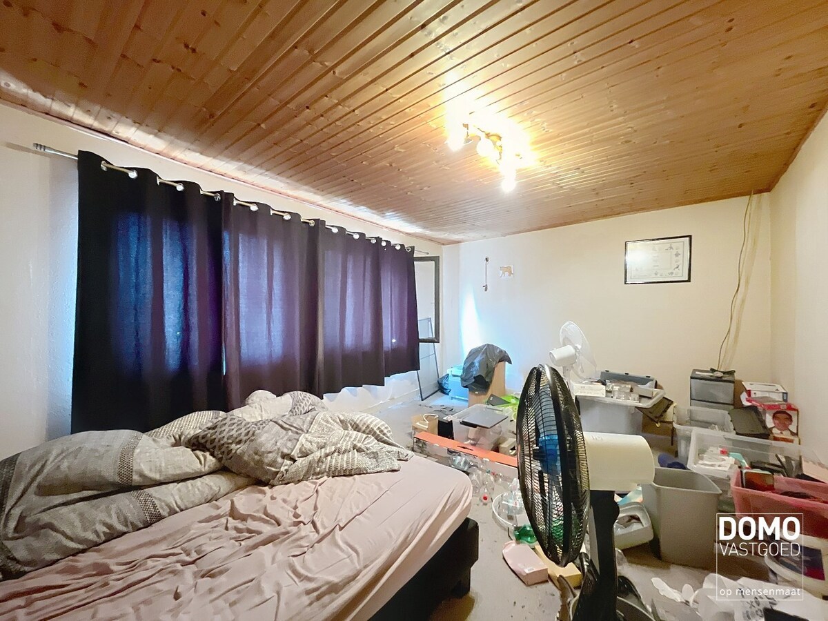 RUIME TE RENOVEREN WONING MET 5 SLAAPKAMERS EN RUIME ACHTERLIGGENDE GARAGE TE BILZEN-HOESELT 