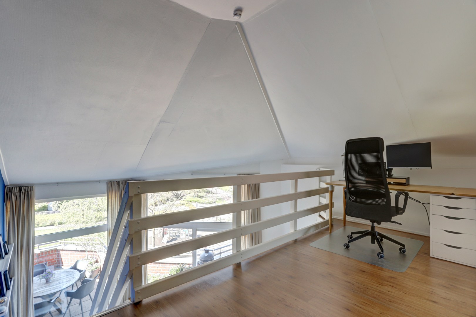 Instapklaar 3-kamer appartement op de 4e en 5e verdieping met ruim zonnig terras, eigen parkeerplaats in de parkeergarage, berging in de onderbouw en gelegen op eigen grond. 