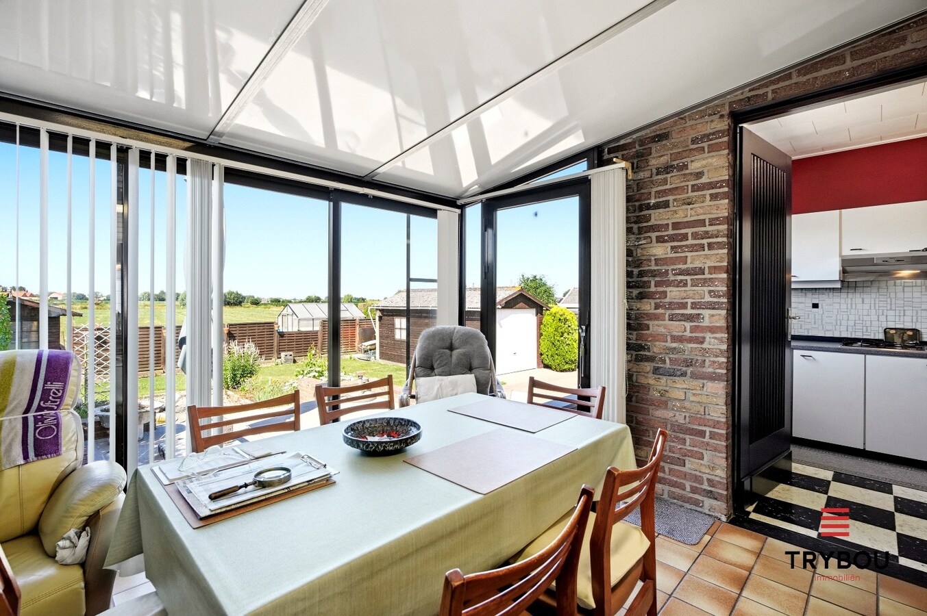 Alleenstaande woning op een ruim perceel met 3 slaapkamers en 2 garages! 