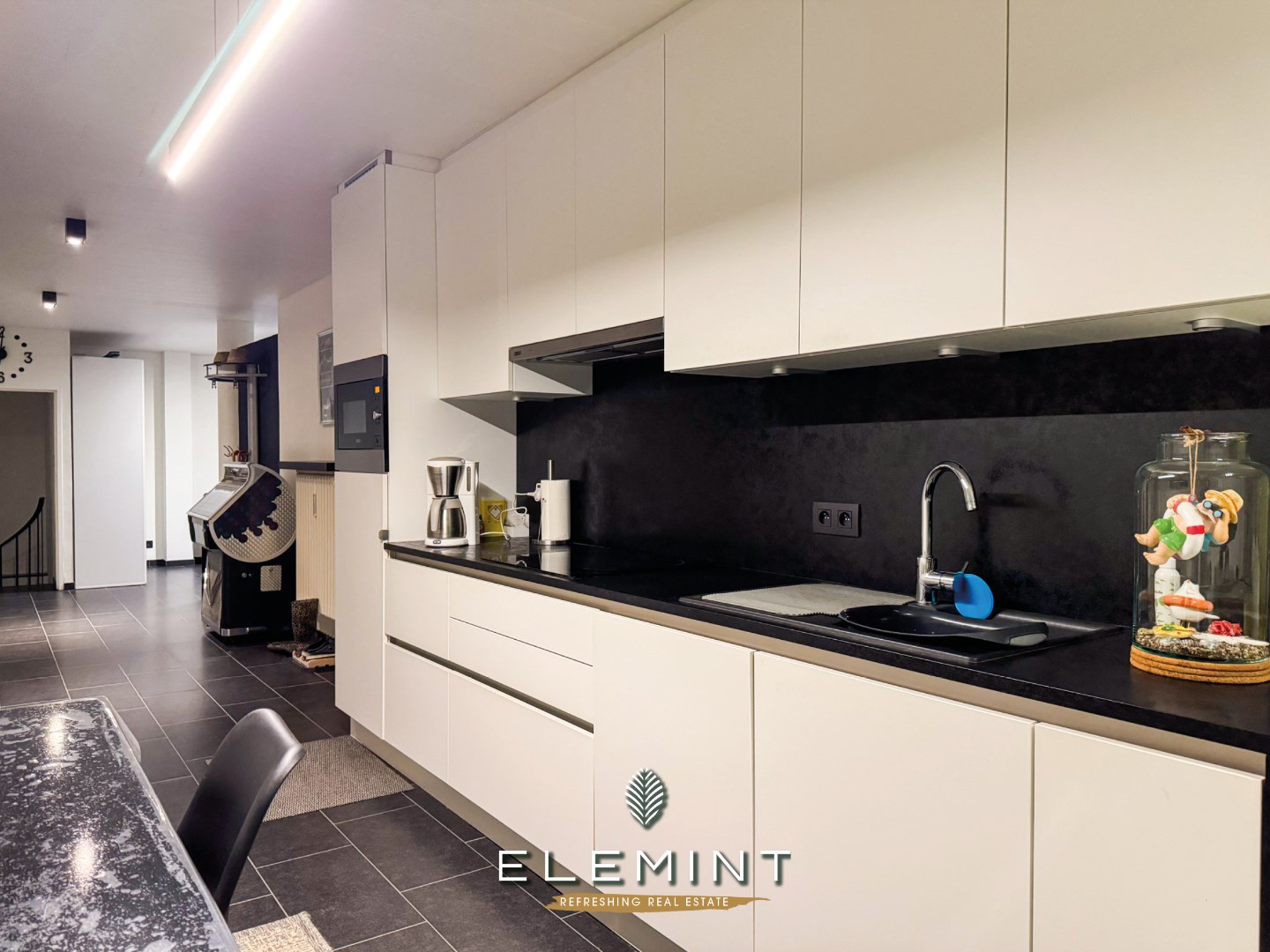 Gerenoveerd gelijkvloers appartement op 50 meter van het strand 