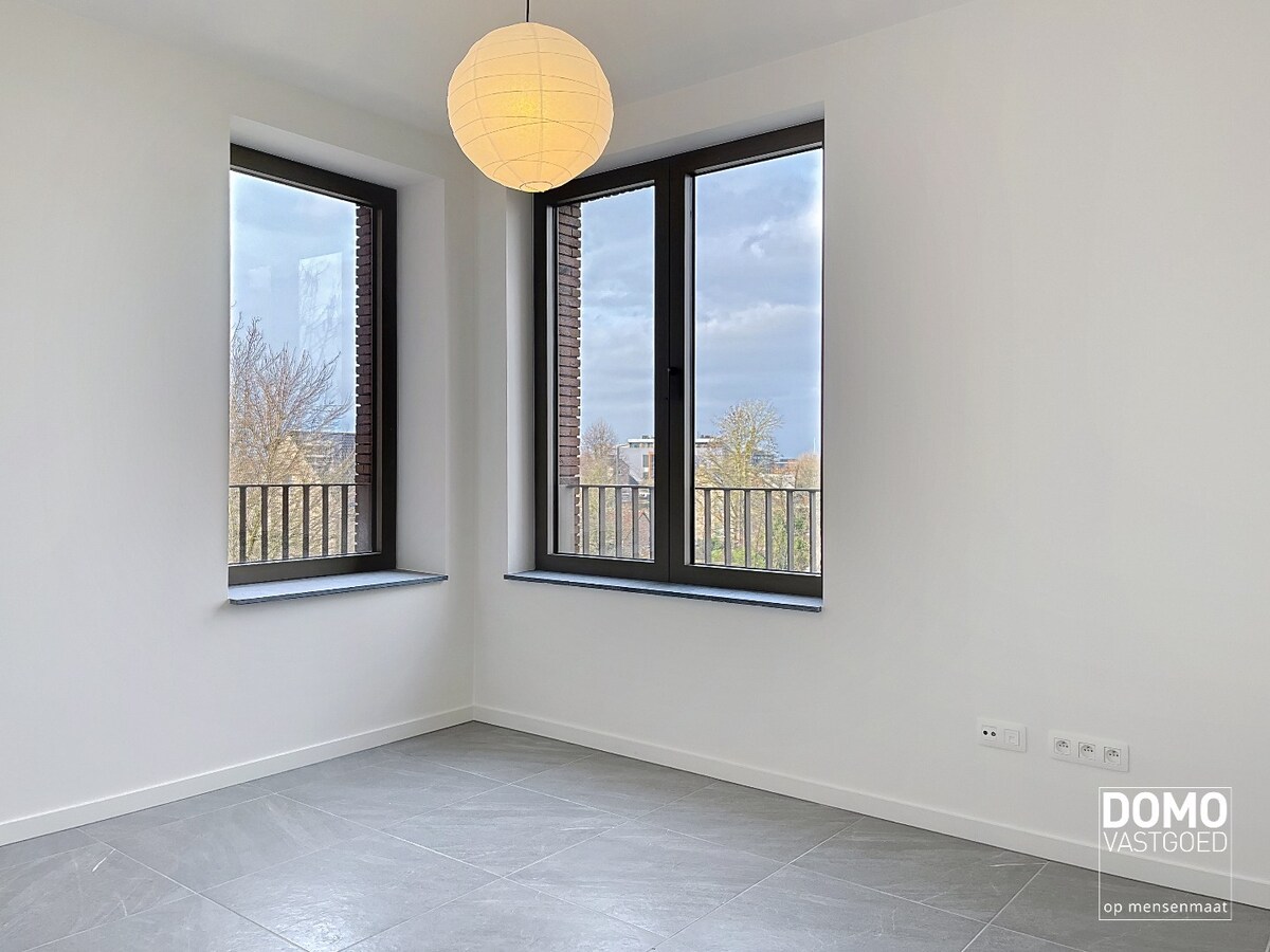 PRACHTIG APPARTEMENT MET ZONNIG TERRAS, 2 SLAAPKAMERS EN GARAGEBOX TE HUUR IN HET CENTRUM VAN HASSELT 