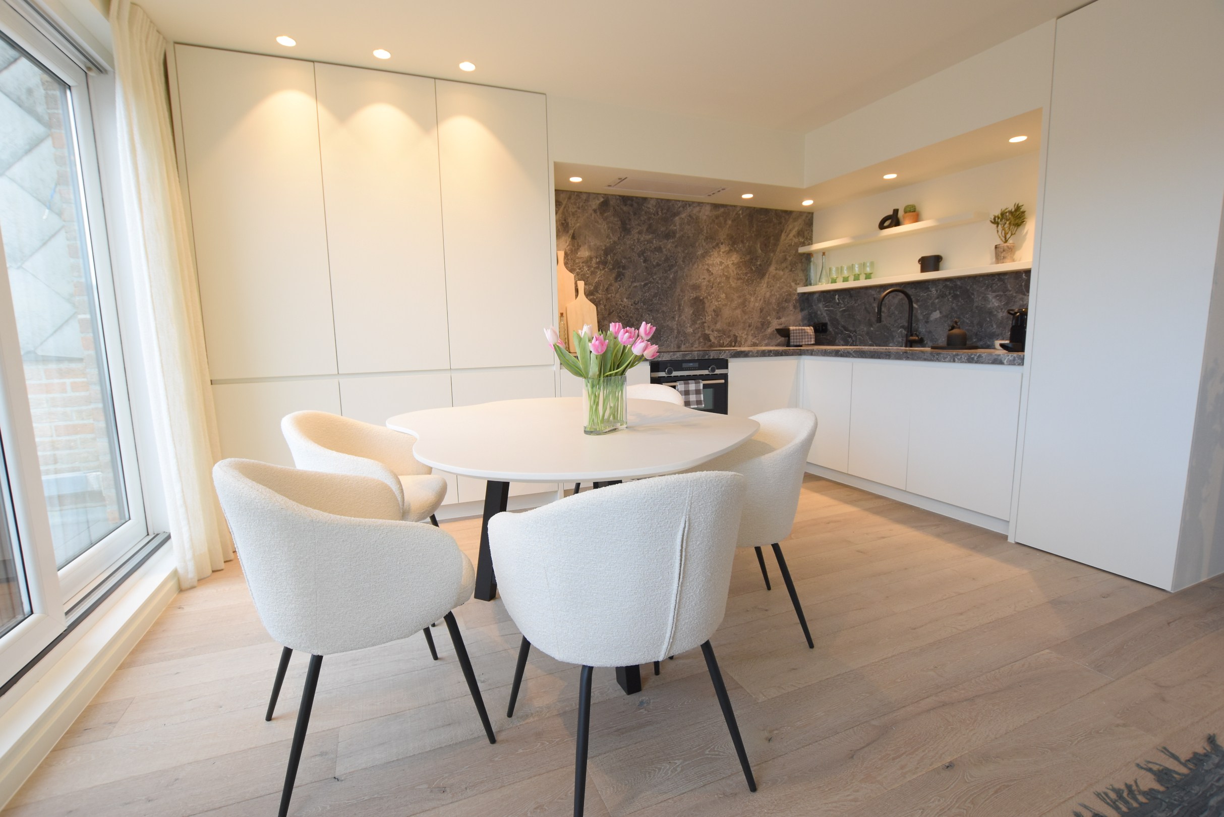 Appartement sous les toits entièrement rénové avec terrasses ensoleillées à 20 mètres à pied de la digue Albertstrand. 