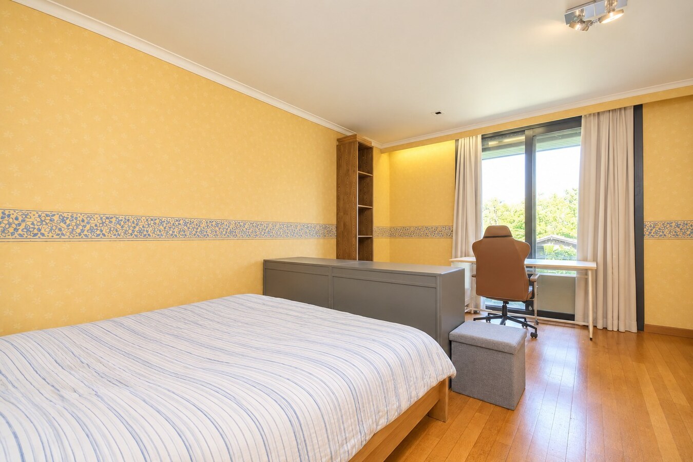 Unieke Villa te Roeselare op 2258m² met 28 zonnepanelen en 432m² bewoonbare oppervlakte! 
