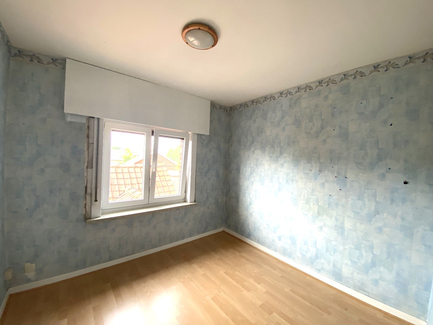 Degelijke halfopen bebouwing met groot potentieel op mooi hoekperceel van 524 m²! 