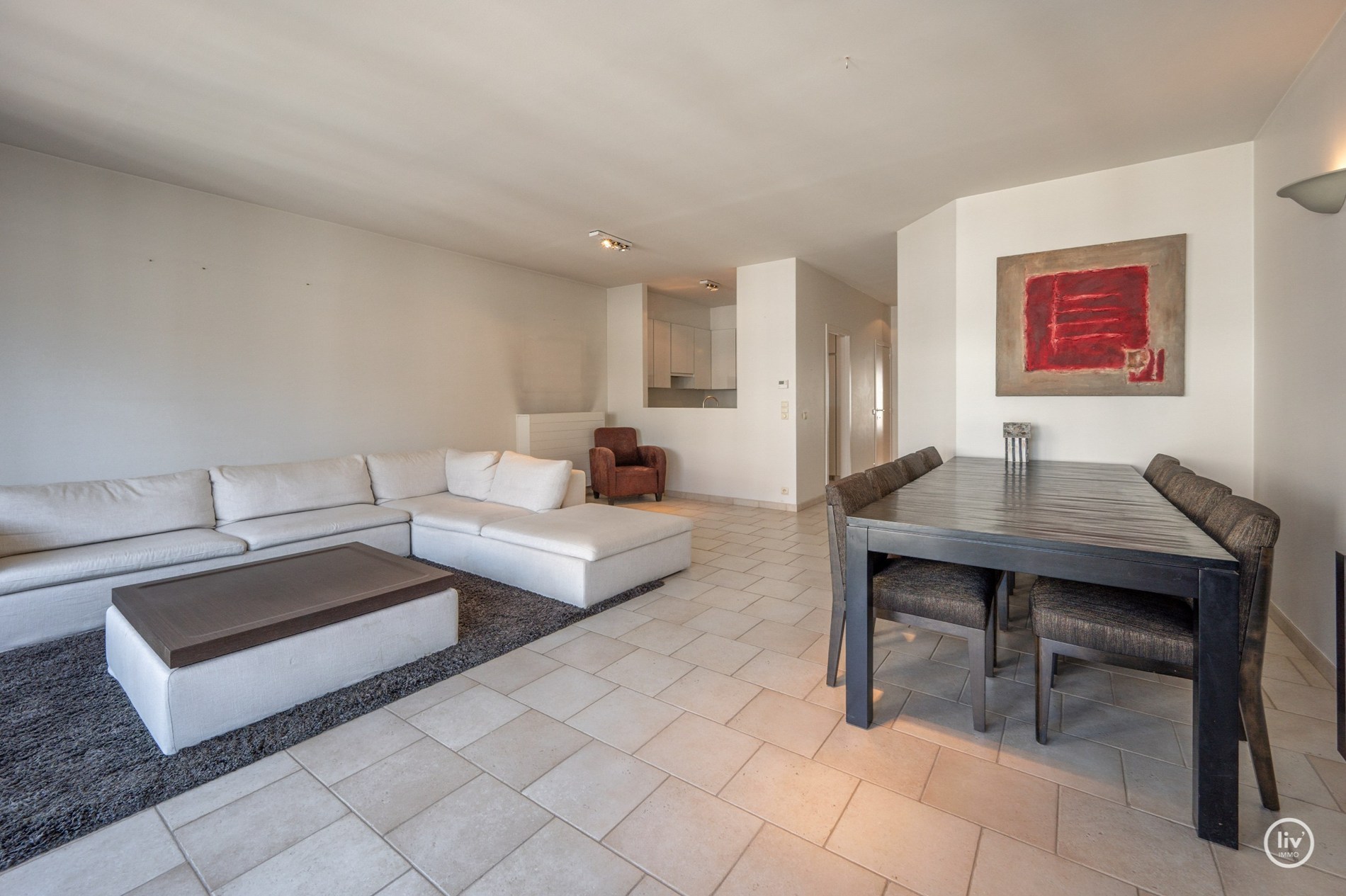 Ruim (98 m2) appartement met 2 slaapkamers op een topligging in de Dumortierlaan te Knokke. 